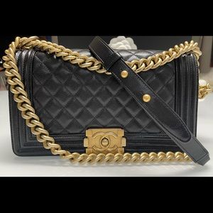 MEDIUM CHANEL BOY BAG veau grain & Aged gold-Finish Metal - BLACK